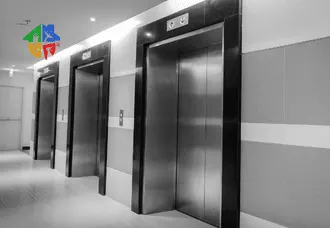 Parlak temizlenmiş asansör kabini