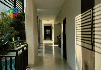 Temiz apartman koridoru ve sahanlık