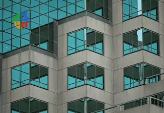 Temizlenmiş cam giydirme cephe