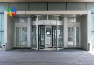 Kireç ve pas giderilmiş bina duvarı