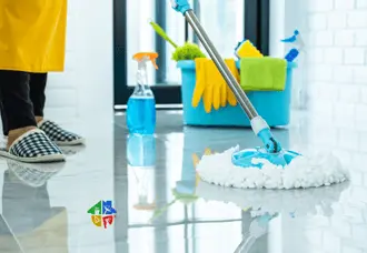 Parlak temizlenmiş mutfak tezgahı