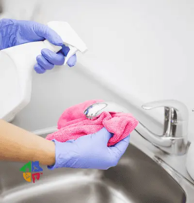 Pırıl pırıl temizlenmiş modern banyo